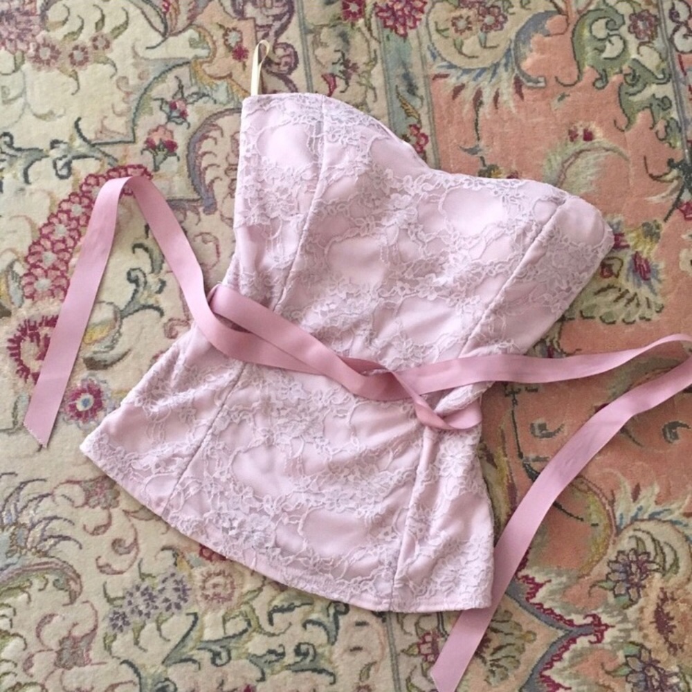 Pretty woman’s strapless top